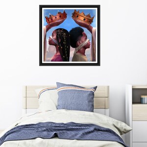Pu&ograve; includere: Stampa artistica incorniciata con due figure con bende sugli occhi, ciascuna sotto una corona tenuta da mani invisibili. L'opera raffigura un ragazzo e una ragazza, sullo sfondo di un cielo blu. Le corone sono dorate e ramate.