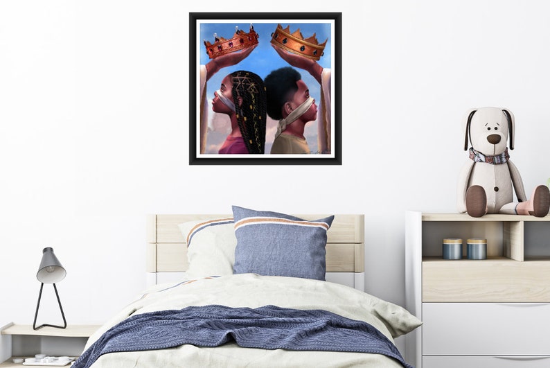 Pu&ograve; includere: Stampa artistica incorniciata con due figure con bende sugli occhi, ciascuna sotto una corona tenuta da mani invisibili. L'opera raffigura un ragazzo e una ragazza, sullo sfondo di un cielo blu. Le corone sono dorate e ramate.