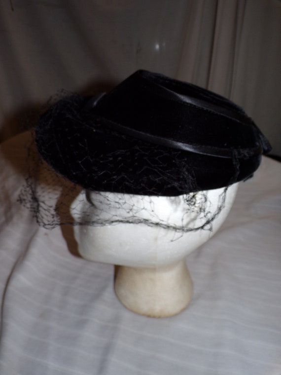 Vintage Valerie Modes 1940’s Velvet Hat With Vail - image 9