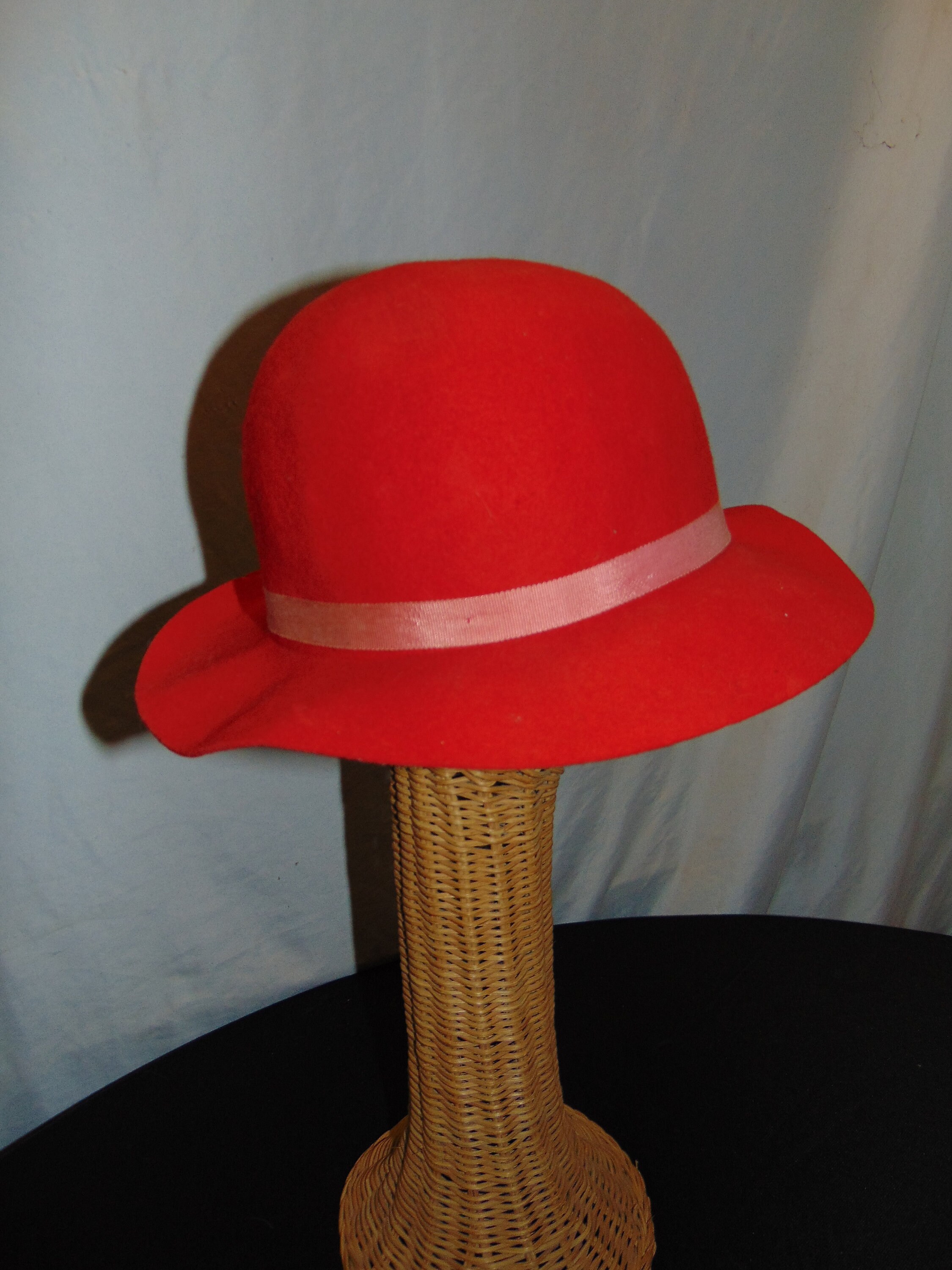 VINTAGE - genuine Effanem

Red 100% wool crusher hat featuring a red ribbon Genuine Effanem Wool Crusher Hat - Made in USA - H.N. Williams main image 3