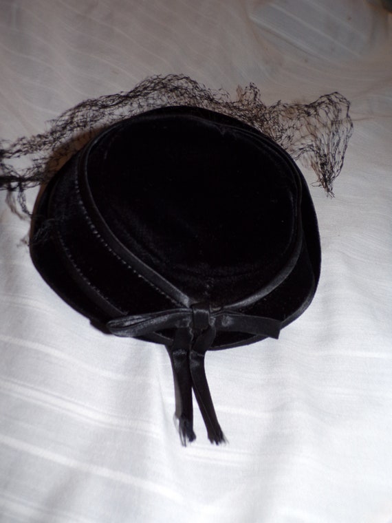 Vintage Valerie Modes 1940’s Velvet Hat With Vail - image 10