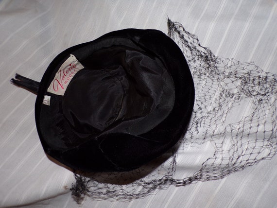 Vintage Valerie Modes 1940’s Velvet Hat With Vail - image 6