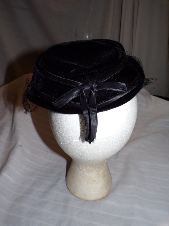 Vintage Valerie Modes 1940’s Velvet Hat With Vail - image 4