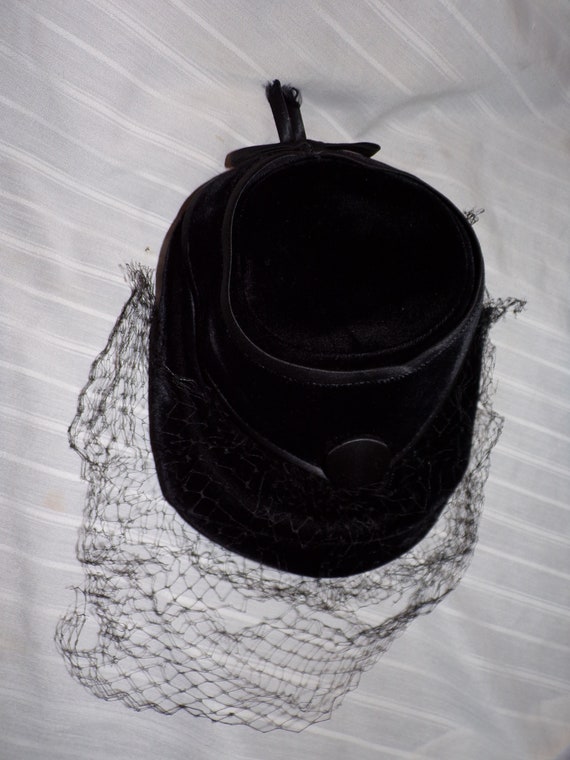 Vintage Valerie Modes 1940’s Velvet Hat With Vail - image 3