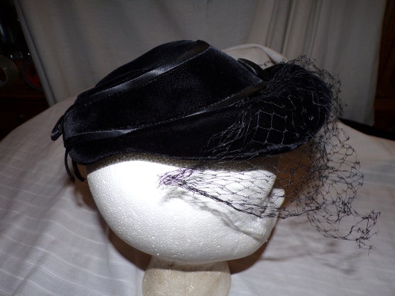 Vintage Valerie Modes 1940’s Velvet Hat With Vail - image 7