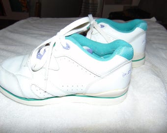 Dunlop Sport Pair Women's Pre-Owned Bowling Shoes White Size 6 1/2 Leather Upper