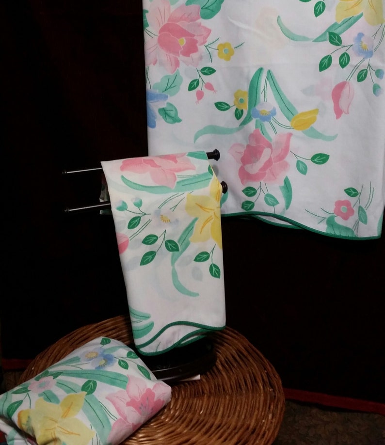 one fitted and one pillow case. 3 pc colorful vintage twin sheet set adorned with pink and yellow leafy roses One flat sheet