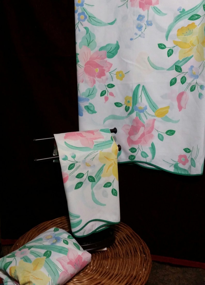 one fitted and one pillow case. 3 pc colorful vintage twin sheet set adorned with pink and yellow leafy roses One flat sheet