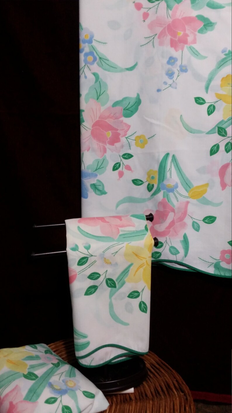 one fitted and one pillow case. 3 pc colorful vintage twin sheet set adorned with pink and yellow leafy roses One flat sheet