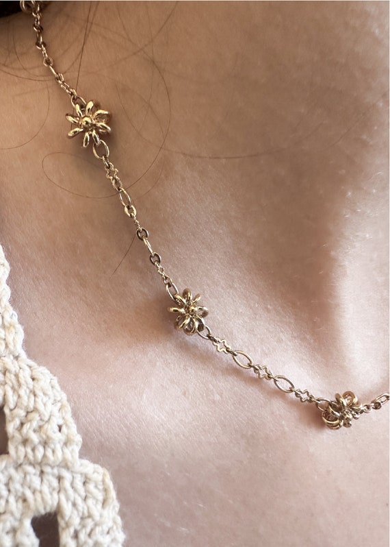 Collana Girocollo Con Ciondolo Fiore Di Cristallo E Perle | Dorata | Regolabile | Gioiello Moda Donna E Ragazza