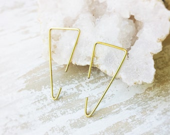 Pendientes minimalistas, pendientes sencillos, pendientes geométricos, pendientes de latón, pendientes triangulares, joyería moderna, joyería para el día a día.