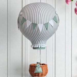 Móvil con globos aerostáticos / Móvil con temática de viajes / Móvil personalizado / Móvil para bebé con forma de nube / Regalo de bienvenida para bebé