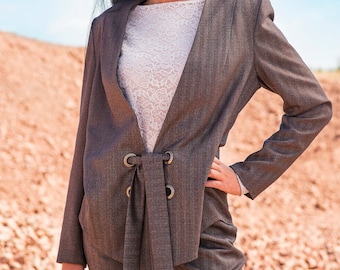 Moderne donkerbruine zachte wollen damesblazer met riem, elegant colbert