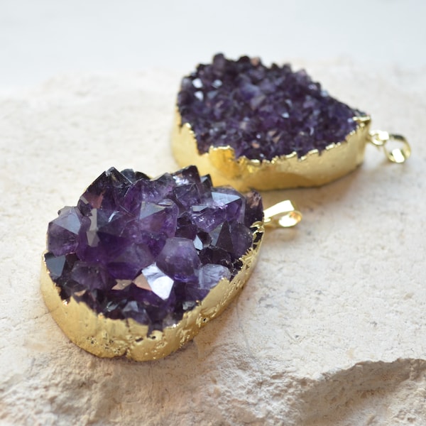 Pendentif en cristal de géode violet foncé avec bords électroplaqués d’or, résultats de bijoux d’améthyste pour des bijoux
