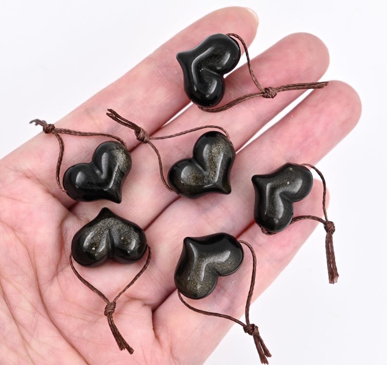Puede incluir: Seis colgantes de piedra de sol negra en forma de coraz&oacute;n con cordones marrones. Los colgantes miden aproximadamente 2,5 cm.