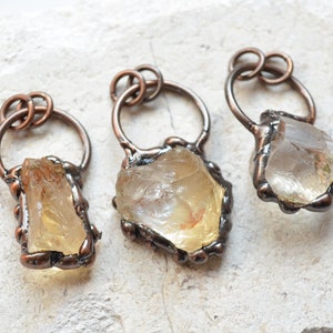 Pendentif naturel en cristal de quartz citrine avec anneaux bords galvanisés noirs