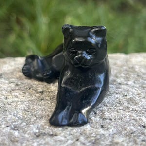 3.2インチの自然の黒曜石の彫刻猫、彫刻されたクリスタル動物、宝石の猫の彫刻、猫の装飾、レイキヒーリング、クリスタルギフト