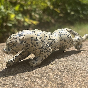 Leopardo dálmata esculpido à mão, decoração animal de leopardo com escultura em pedra preciosa, escultura de leopardo de cristal, decoração para casa, cristal de cura