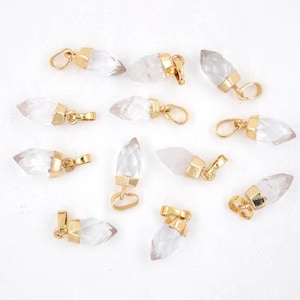 Colgante de cristal de cuarzo transparente con forma ovalada y facetada de la naturaleza con bordes chapados en oro: dije de piedra natural para collar y pendiente
