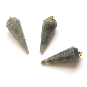 Pode incluir: Três pingentes de cristal de labradorita cinza com laços de metal dourado. Os pingentes têm a forma de cones longos e pontiagudos.
