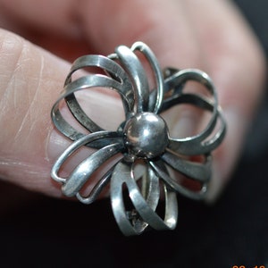 Vintage Hermann Siersbol Silberschleifenbrosche 830S, 1950er Jahre, schöner skandinavischer Mid-Century Modern Silberschmuck