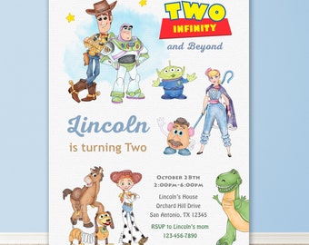 Pode incluir: Um convite colorido para uma festa de aniversário com personagens da franquia de filmes Toy Story. O convite diz "Lincoln está fazendo dois anos, Dois infinitos e além, 28 de outubro, 2:00PM-6:00PM, Casa do Lincoln, Orchard Hill Drive, San Antonio, TX 12345, RSVP para a mãe do Lincoln, 123-456-7890".