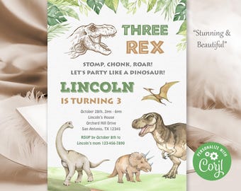 Puede incluir: Invitación de fiesta de cumpleaños con temática de dinosaurios con ilustraciones de acuarela de dinosaurios, follaje verde y el texto "Three Rex". La invitación incluye detalles de la fiesta y dice "Lincoln cumple 3 años."