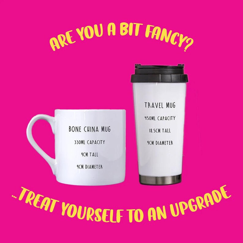 K&ouml;nnte beinhalten: Zwei wei&szlig;e Tassen mit schwarzem Text. Die Tasse links ist eine Tasse aus Knochenporzellan mit einem Fassungsverm&ouml;gen von 330 ml, 9 cm hoch und 9 cm im Durchmesser. Die Tasse rechts ist eine Reise Tasse mit einem Fassungsverm&ouml;gen von 450 ml, 18,5 cm hoch und 9 cm im Durchmesser. Der Text auf den Tassen lautet "Sind Sie ein bisschen schick? ... G&ouml;nnen Sie sich ein Upgrade."