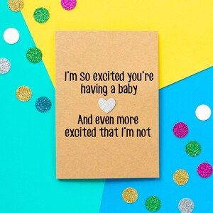 Funny Expecting Card / Estoy tan emocionada de que estés teniendo un bebé y aún más emocionada de que no esté