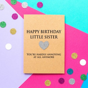 Divertida tarjeta de cumpleaños de hermanita / Ya casi no eres molesto / Tarjeta de cumpleaños para hermana, linda, hermana, tarjeta de cumpleaños
