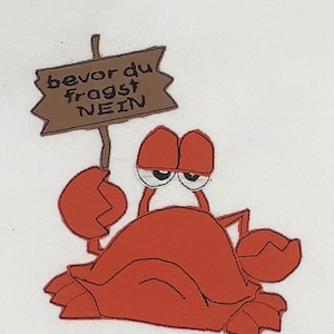 Könnte beinhalten: Ein roter Cartoon-Krabbe hält ein Holzschild mit der Aufschrift "bevor du fragst NEIN".