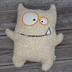 Monster zum Kuscheln – Plüschtier aus Bouclé – Liebevoll handgefertigt