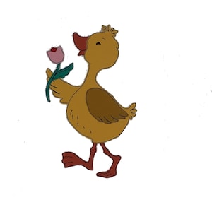 Könnte beinhalten: Ein gelbes Entenküken mit braunen Flügeln und roten Füßen geht und hält eine rosa Blume mit grünen Blättern.