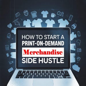 Può includere: Un laptop mostra il testo "HOW TO START A PRINT-ON-DEMAND Merchandise SIDE HUSTLE" in bianco e rosso. L'immagine ha uno sfondo blu scuro con illustrazioni di magliette, tazze e altra merce.