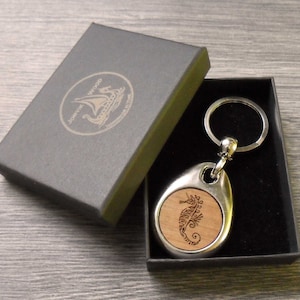 Personalisierter Seepferdchen-Schlüsselanhänger, benutzerdefinierter Schlüsselanhänger, gravierte Nachricht aus Holz, kleine handgefertigte Geburtstagsgeschenkidee mit Box