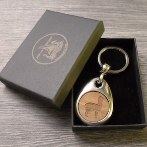 Porte-clés personnalisé en alpaga, porte-clés personnalisé, porte-clés en bois avec message gravé, petite idée cadeau d'anniversaire fait main avec boîte