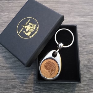 Porte-clés fossile d'ammonite personnalisé, porte-clés personnalisé, porte-clés en bois avec message gravé, petite idée cadeau d'anniversaire fait main avec boîte
