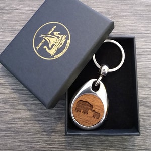 Personalisierter Bär mit Cub-Schlüsselanhänger, benutzerdefinierter Schlüsselanhänger, gravierte Nachricht aus Holz, kleine handgefertigte Geburtstagsgeschenkidee mit Box