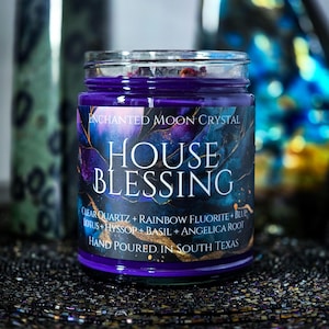 Pu&ograve; includere: Una candela in barattolo di vetro con riempimento di cera viola e un'etichetta che recita "ENCHANTED MOON CRYSTAL HOUSE BLESSING". L'etichetta presenta un design blu scuro e viola con gli ingredienti: Quarzo chiaro, Fluorite arcobaleno, Loto blu, Issopo, Basilico e Radice di angelica.