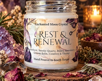 Op de afbeelding: Een doorzichtige glazen kaarsenpot gevuld met witte was en een etiket met de tekst Enchanted Moon Crystal, REST & RENEWAL, Amethyst, Smoky Quartz, Roses, Rosemary, Lemon Balm, Comfrey & Thyme, en Hand Poured In South Texas.