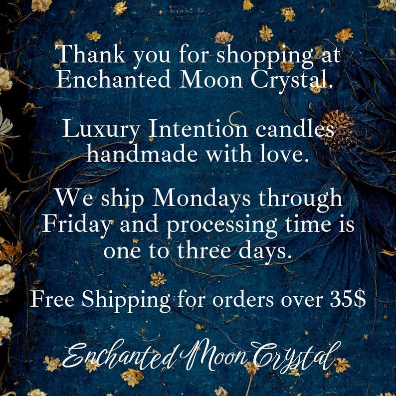 Może przedstawiać: Ciemnoniebieskie tło ze złotymi i białymi kwiatowymi akcentami. Tekst brzmi: "Dziękujemy za zakupy w Enchanted Moon Crystal. Luksusowe świece intencyjne ręcznie robione z miłością."