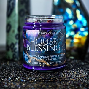 Pu&ograve; includere: Una candela in barattolo di vetro viola con la scritta "ENCHANTED MOON CRYSTAL HOUSE BLESSING". L'etichetta include gli ingredienti: Quarzo chiaro, Fluorite arcobaleno, Loto blu, Issopo, Basilico e Radice di angelica. Versata a mano in Texas.