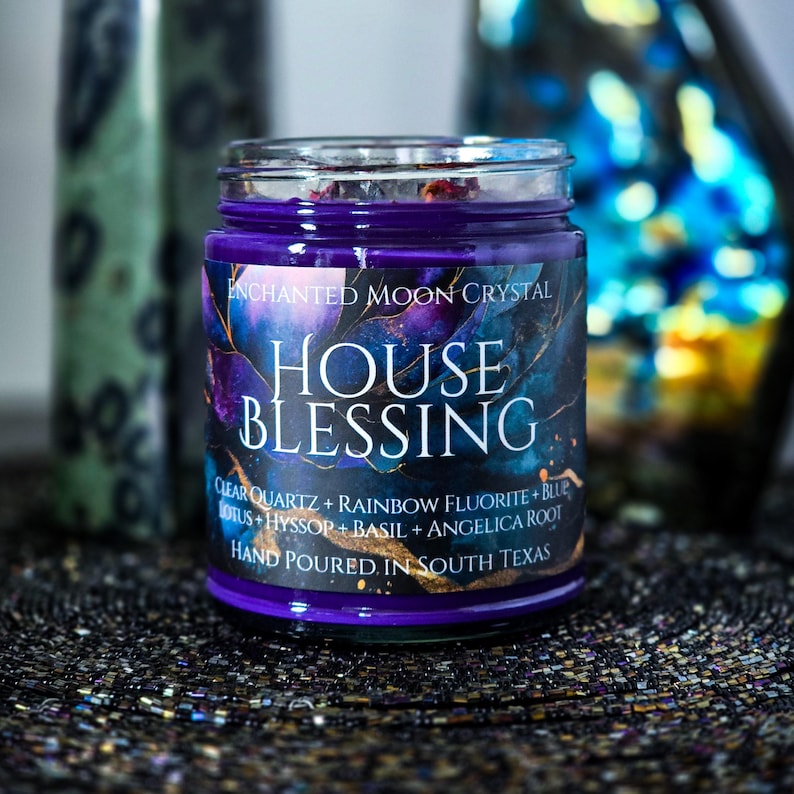 Pu&ograve; includere: Una candela in barattolo di vetro viola con la scritta "ENCHANTED MOON CRYSTAL HOUSE BLESSING". L'etichetta include gli ingredienti: Quarzo chiaro, Fluorite arcobaleno, Loto blu, Issopo, Basilico e Radice di angelica. Versata a mano in Texas.
