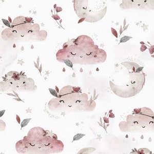 Könnte beinhalten: Ein nahtloses Muster mit Aquarell-Illustrationen von Wolken, Monden und Sternen. Die Wolken sind rosa und haben eine Blumenkrone und ein lächelndes Gesicht. Die Monde sind beige und haben ein lächelndes Gesicht. Die Sterne sind golden. Der Hintergrund ist weiß.