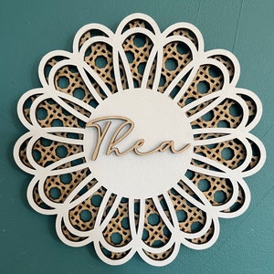 Flor de ratán, arte mural de ratán, decoración infantil de ratán, margarita de doble pétalo de ratán, nombres de madera, regalo personalizado, regalo para recién nacido