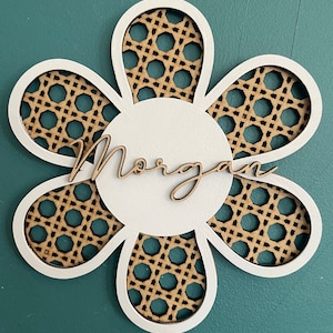 Flor de ratán, arte mural de ratán, decoración infantil de ratán, margarita de ratán de 6 pétalos, nombres de madera, regalo personalizado, regalo para recién nacido