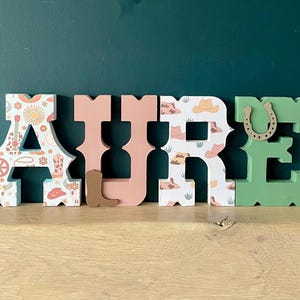 Letras de madera de vaquero de 25 cm, letras de madera de vaquera, letras de pie de vaquero, regalo de bebé vaquero, regalo de bautizo