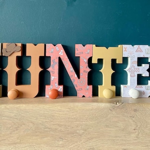 Perchero de madera con letras de vaquero de 25 cm, perchero de madera con letras de vaquera, letras de pie de vaquero, regalo de vaquero para bebé, regalo de bautizo