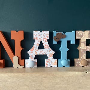 Perchero de madera con letras de vaquero de 15 cm, perchero de madera con letras de vaquera, regalo de vaquero para bebé, regalo de bautizo, guardería del lejano oeste