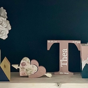 Letra grabada de madera personalizada, recuerdo con detalles de nacimiento, letra de madera grabada, regalo personalizado para bebé recién nacido